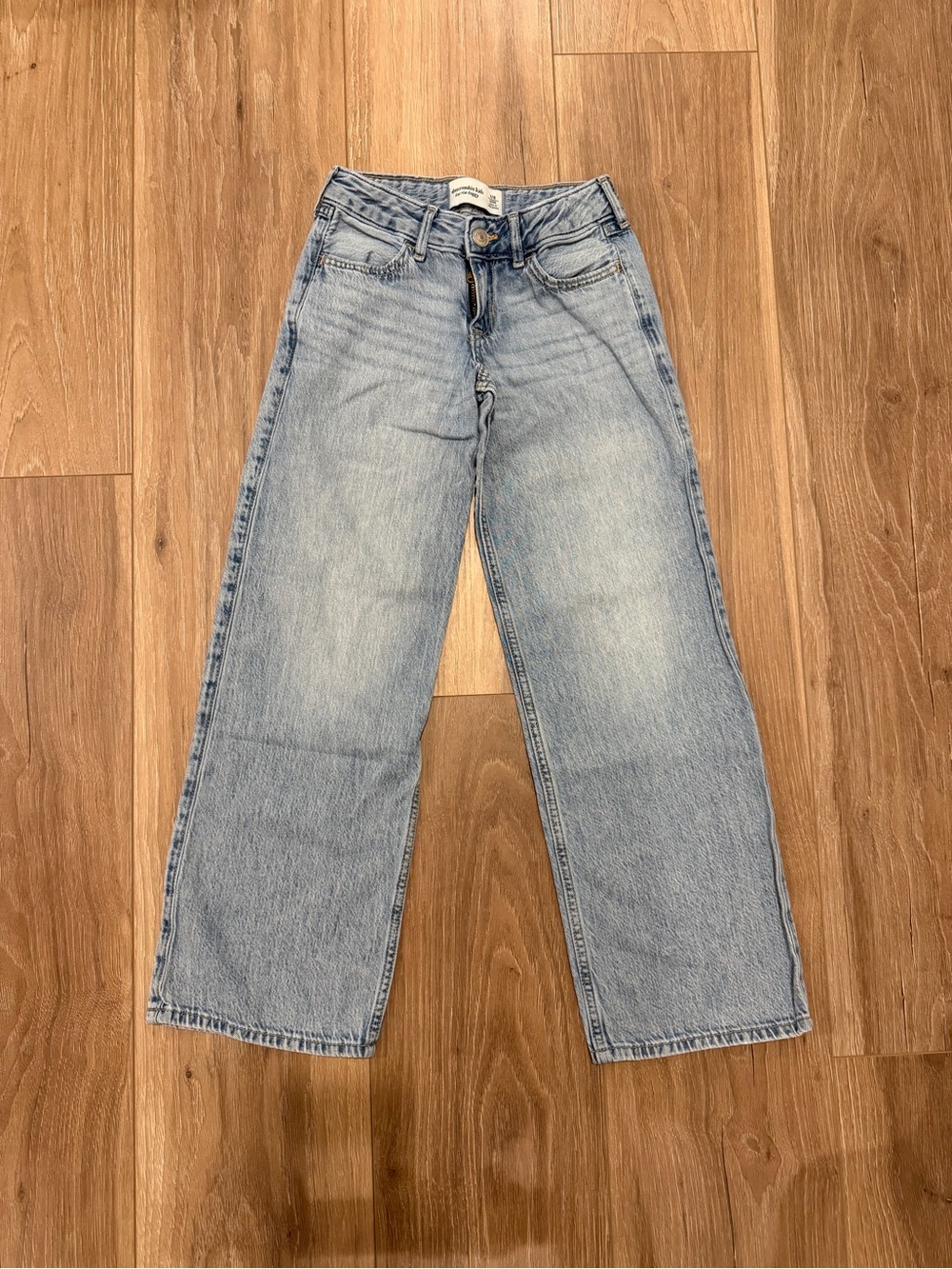 abercrombie kids light wash, low rise baggy Jeans 7/8 long